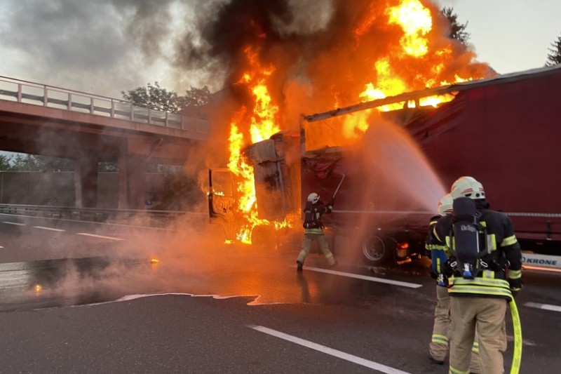 В Австрии тягач белоруса сгорел от попавшего под него мотоцикла