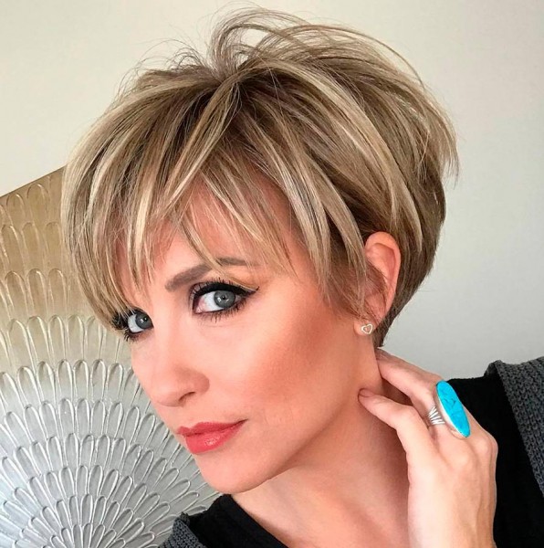 Как убрать возраст с помощью прически: советы и модные идеи Как убрать возраст с помощью прически: советы и модные идеи