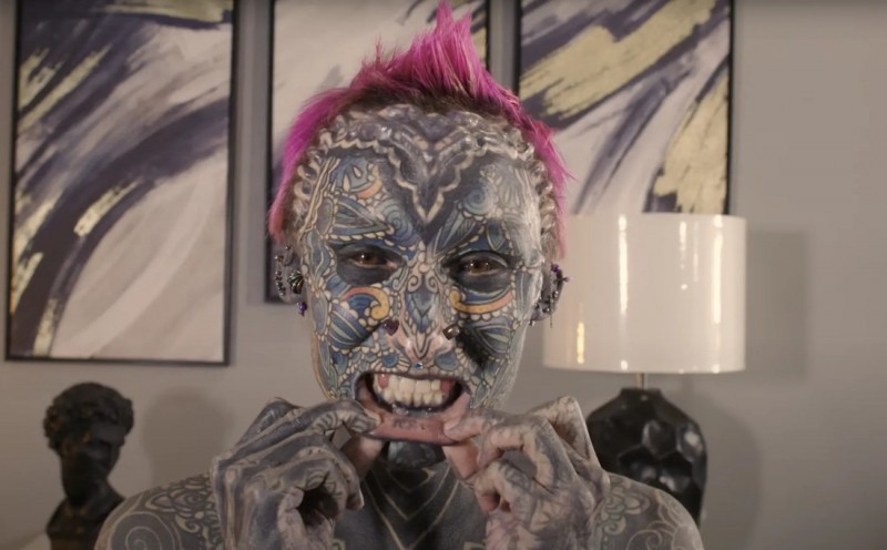 Девушка покрыла татуировками 99,8% тела и стала мировой рекордсменкой