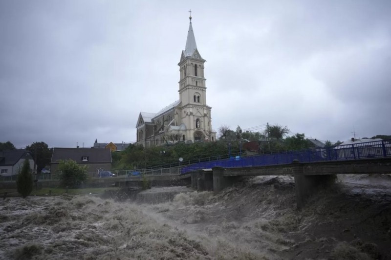 Сильнейший циклон обрушился на Европу – есть погибшие Сильнейший циклон обрушился на Европу – есть погибшие