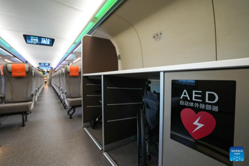 В Китае появился пассажирский поезд, способный развивать 450 километров в час — посмотрите, как он выглядит внутри