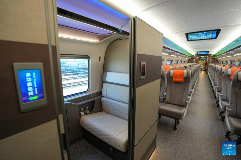 В Китае появился пассажирский поезд, способный развивать 450 километров в час — посмотрите, как он выглядит внутри