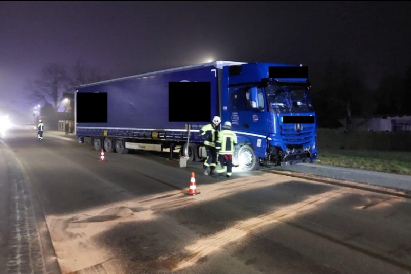 В Германии белорус на фуре снес два уличных фонаря В Германии белорус на фуре снес два уличных фонаря