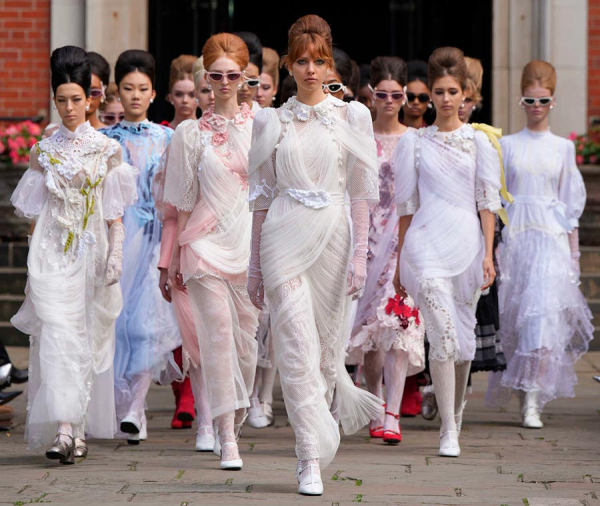 Принцесса из TikTok и фильмов Диснея: трендовые образы из актуальных коллекций