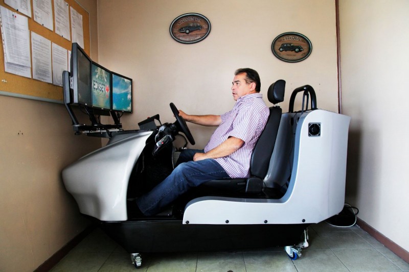 Несколько часов практики и отсутствие теории: как сдают на права в разных странах